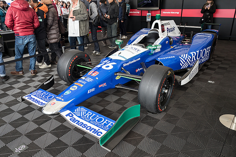 レーシングカーの展示コーナーには佐藤琢磨選手がインディ500で駆ったマシンも