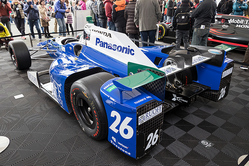 レーシングカーの展示コーナーには佐藤琢磨選手がインディ500で駆ったマシンも