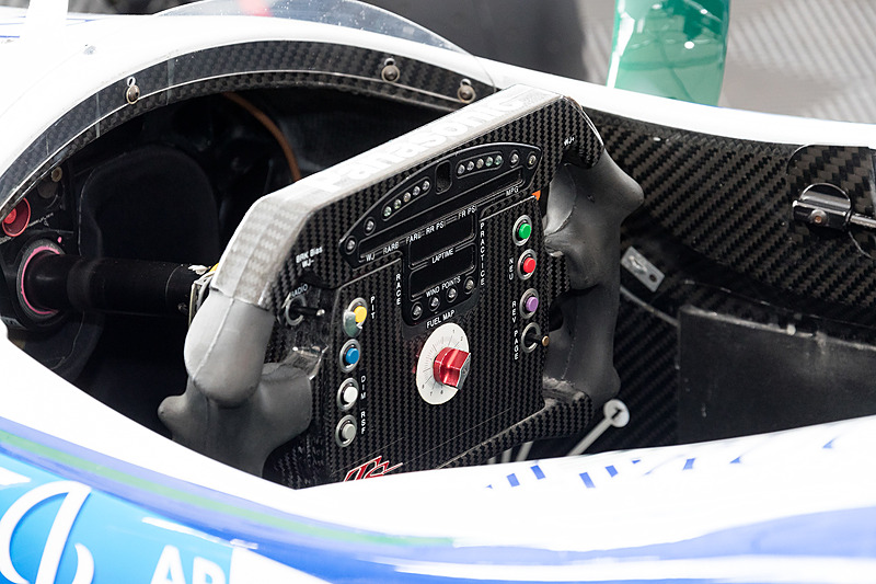 レーシングカーの展示コーナーには佐藤琢磨選手がインディ500で駆ったマシンも