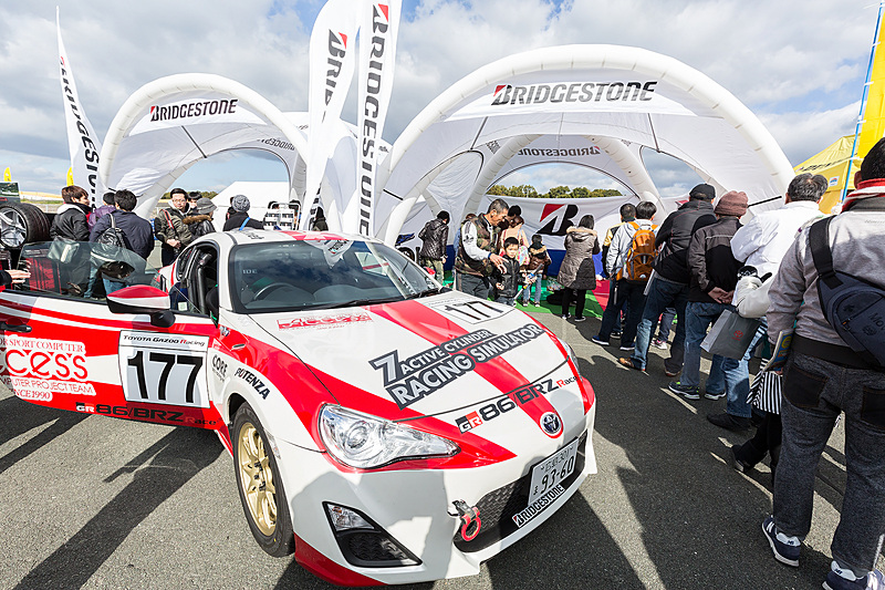 シミュレータやゲームが用意されていたブリヂストンブース。ゲーム参加者にはミニカーをプレゼント