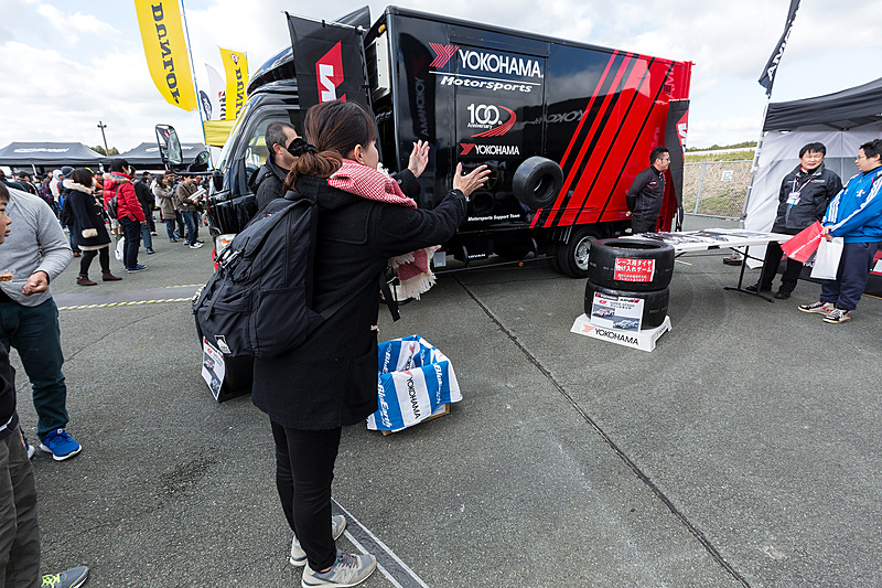 横浜タイヤはカート用タイヤを使ったタイヤ投げゲームを実施