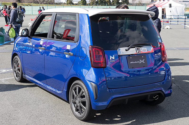 アウタードアハンドルやリアライセンスガーニッシュが専用のダーククロームメッキとなる