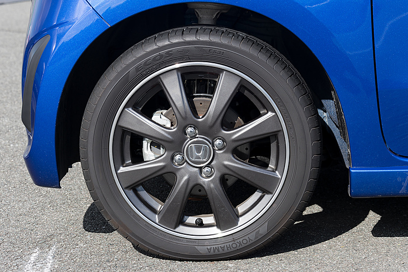 15インチアルミホイールも専用アイテム