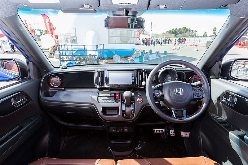 ブラックのパネル加飾やエアコン吹き出し口のレッドメッキなどインテリアも特別感のある仕上がり