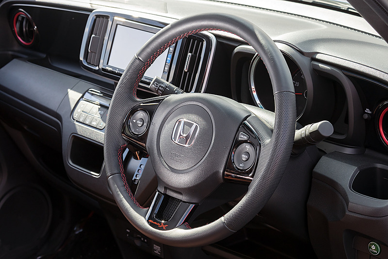 レッドステッチが施された専用本革巻ステアリングホイール