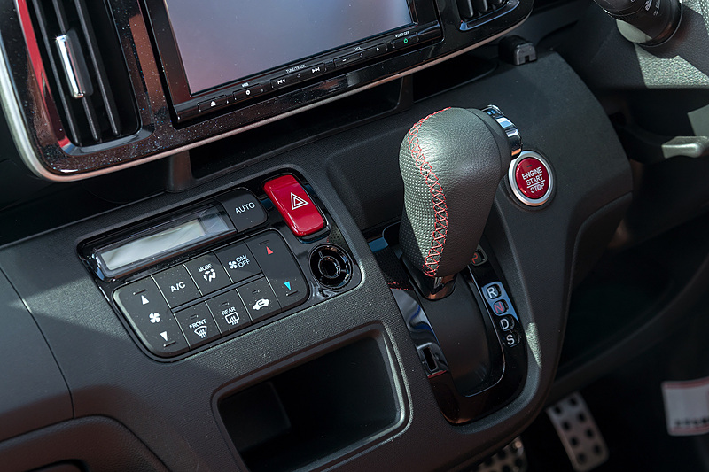 セレクトレバーもレッドステッチ入の専用タイプ