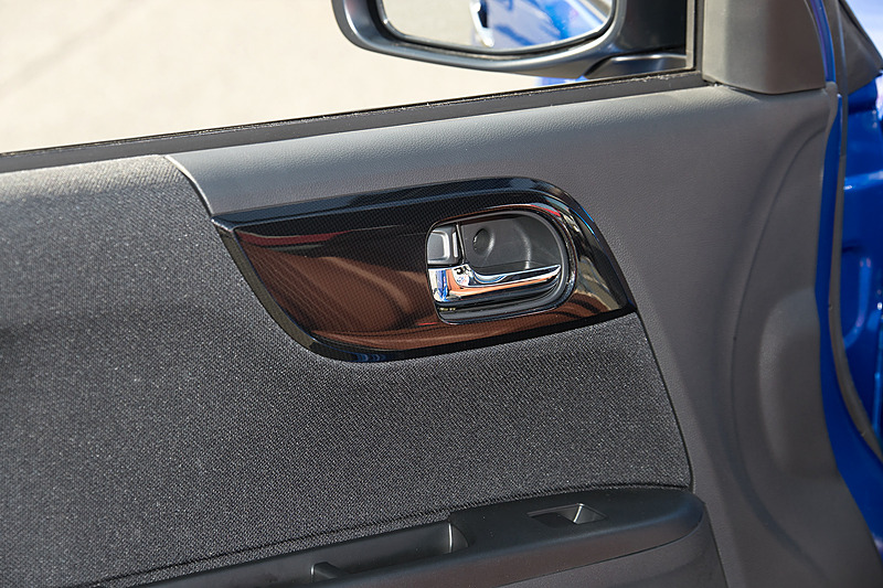 専用カーボン調インテリアパネルを装着