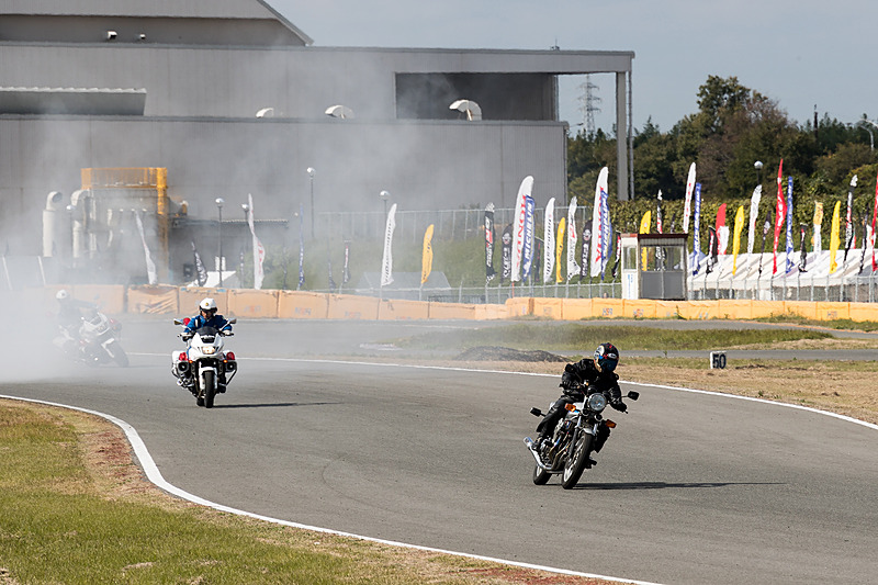 サーキットコースでは危険走行のバイクを捕まえるデモンストレーションを実施。多くのギャラリーを集めていた