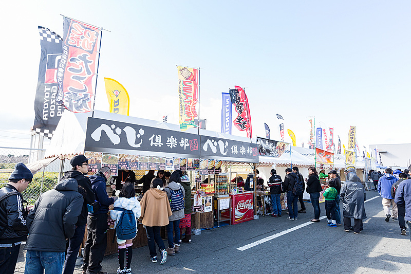 イベントと言えばグルメ。唐揚げや肉巻きおにぎり、熊本名物の辛子レンコンなど多彩なメニューが並んだ。天気に恵まれたこともあり、イベント終了前に完売となったお店も多かったようだ