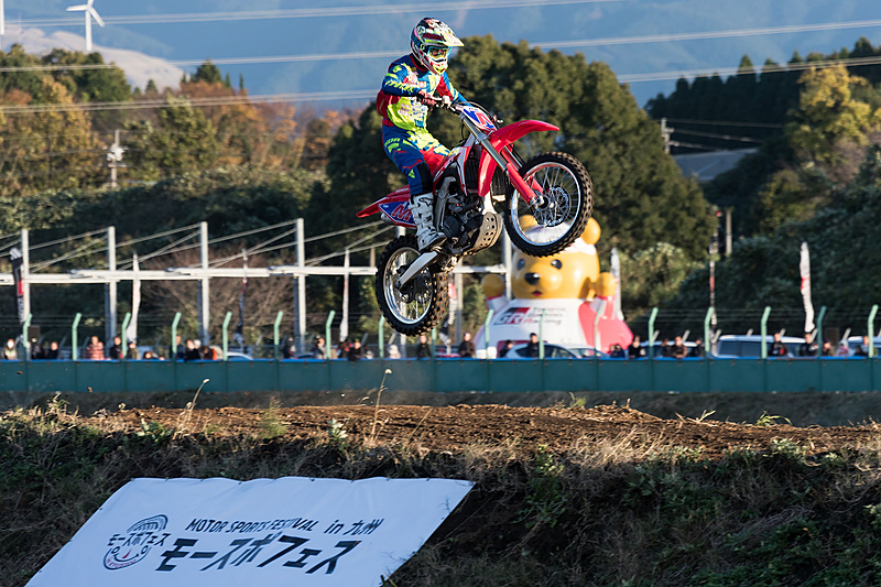 イベントの締めはレース車両によるデモ走行