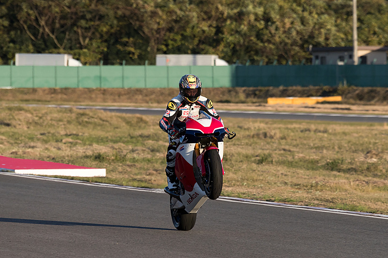 イベントの締めはレース車両によるデモ走行