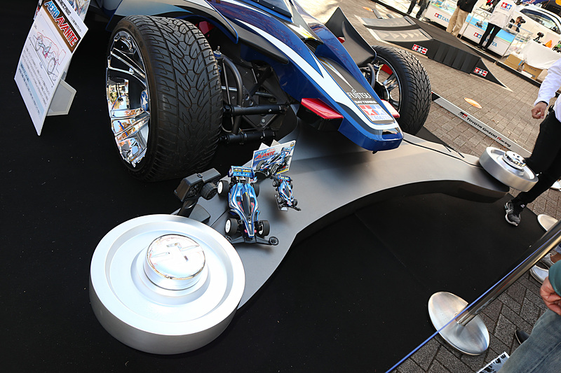 フロントバンパーの上で電動RCカーとミニ四駆のエアロ アバンテを展示