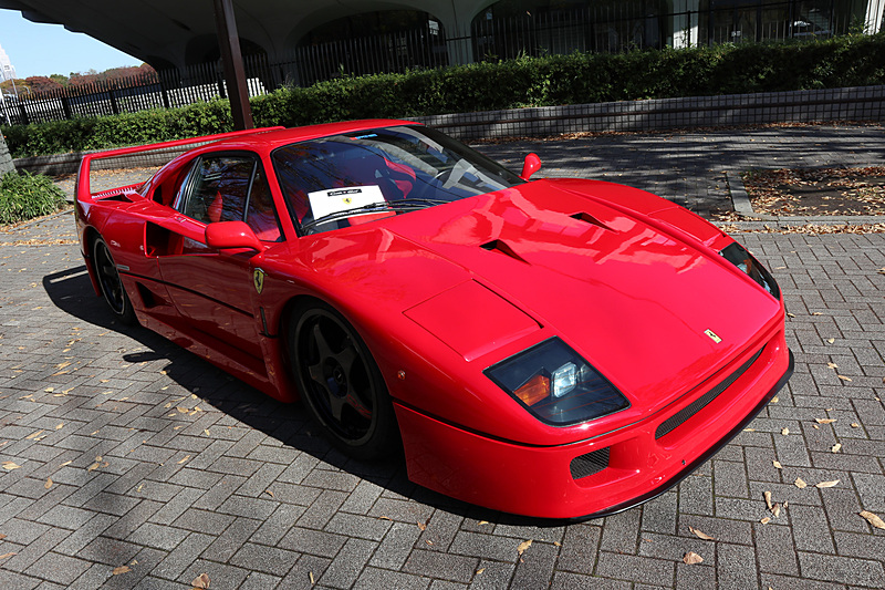 新旧スーパーカーの展示では、通行中の人が足を止めて見学したり撮影したりしていた