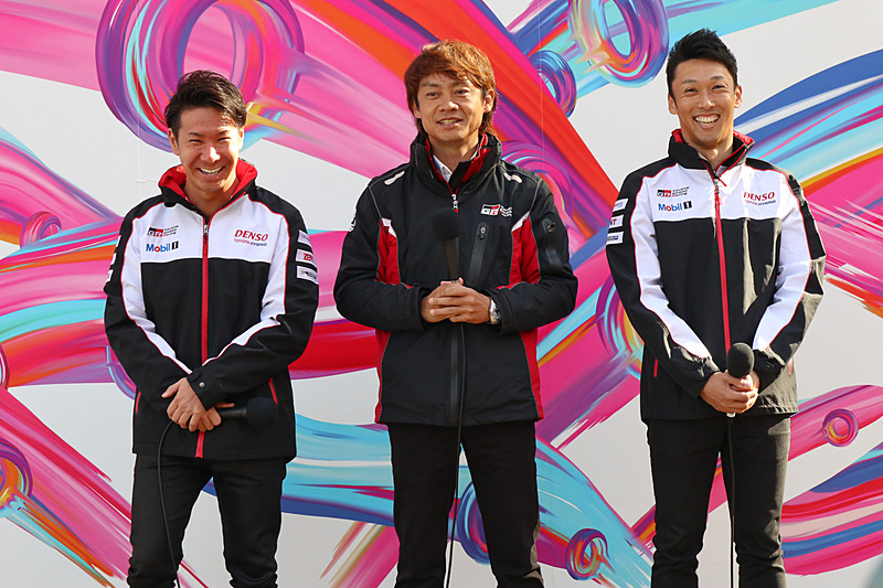 代々木公園けやき並木で11月24日～25日に開催されるスポーツカーイベント「SHIBUYA SPORTS CAR FES 2017」。初日のオープニングイベントにはTOYOTA GAZOO RacingからWECに参戦している小林可夢偉選手（左）と中嶋一貴選手（右）、TOYOTA GAZOO Racingアンバサダーの脇阪寿一氏（中央）などもゲスト参加