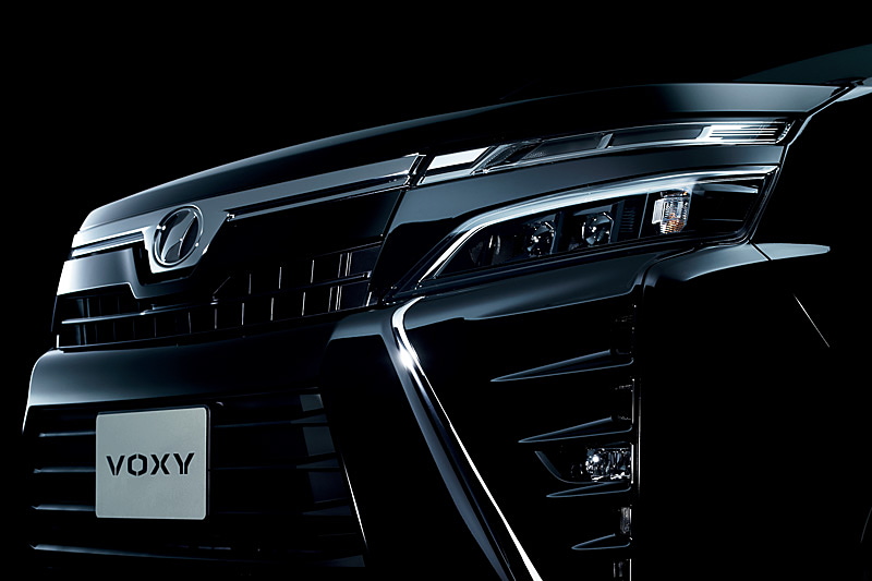 エクステリアでは、フードモール、オート電動格納式リモコンドアミラーのカバー、バックドアガーニッシュにメッキを採用