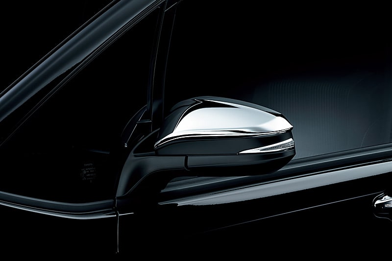 エクステリアでは、フードモール、オート電動格納式リモコンドアミラーのカバー、バックドアガーニッシュにメッキを採用