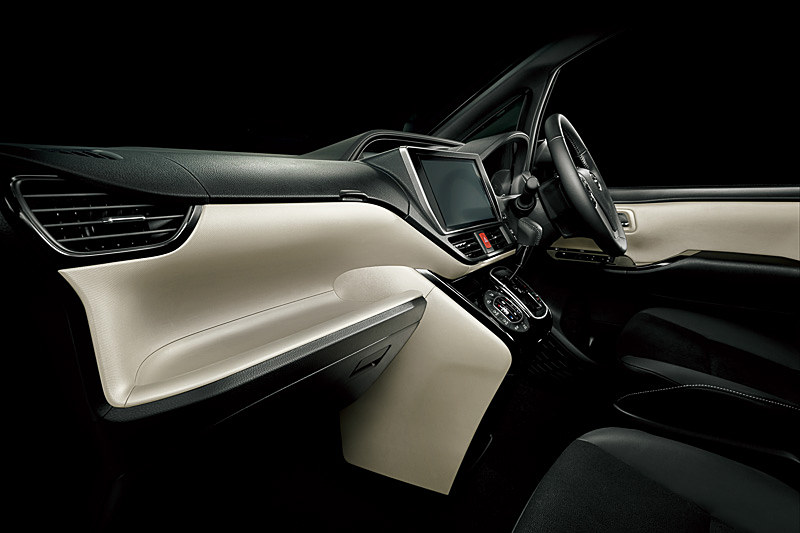 インテリアカラーは「ブラック＆フロマージュ」「ブラック」の2色を用意