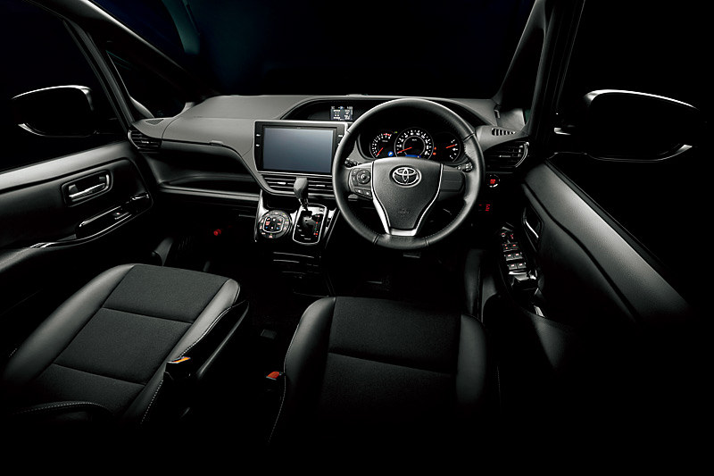 インテリアカラーは「ブラック＆フロマージュ」「ブラック」の2色を用意