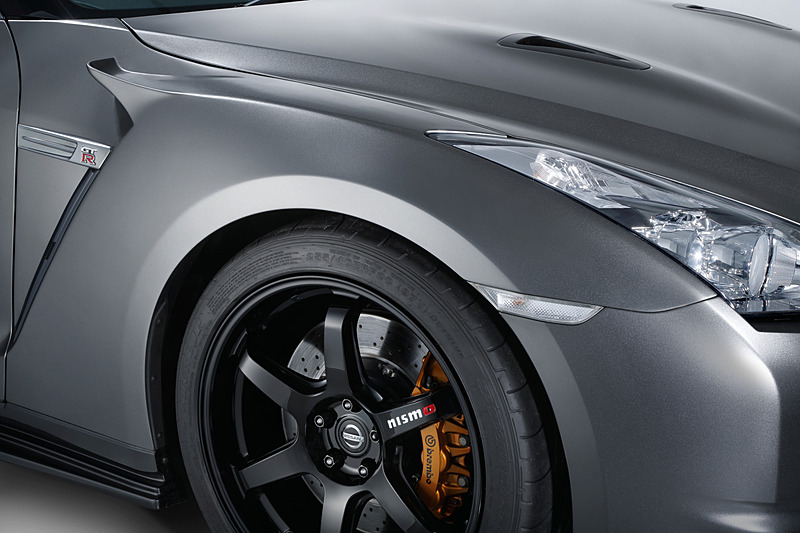 「GT-R N Attack Package」と同形状でダウンフォースを向上させる「フロントフェンダーセット」（税別19万円。FRP製、黒ゲルコート仕上げ）