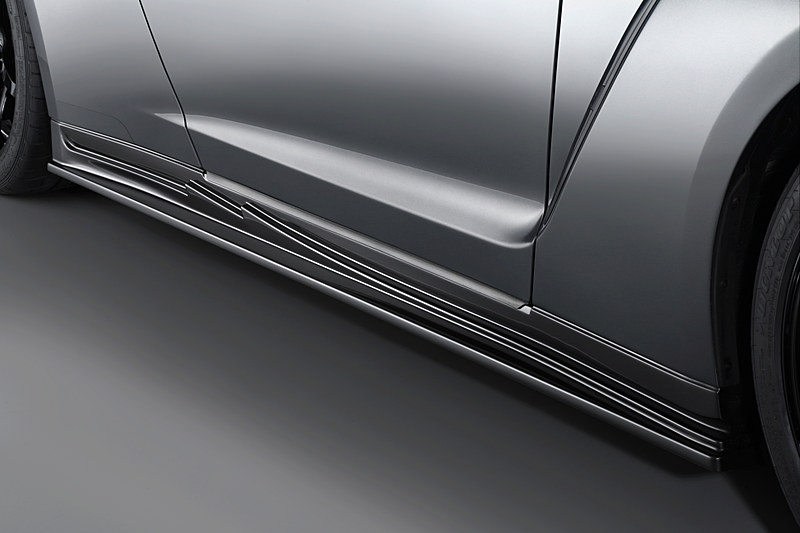 アンダーフロア面の面積を拡大してダウンフォース向上を図る「サイドスカートセット」（税別16万円。FRP製、黒ゲルコート仕上げ）