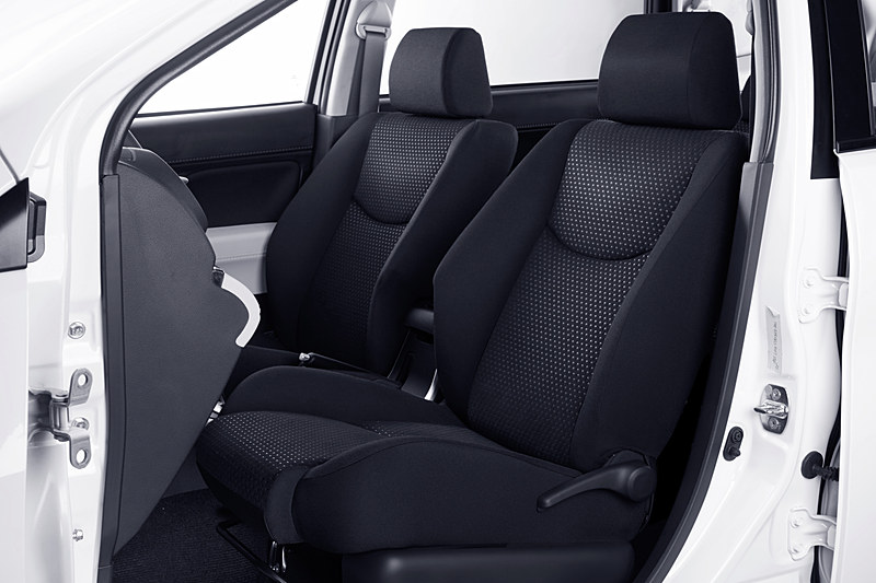 「ダイナミック＆ハイクオリティ」をキーワードにしたSUVらしいデザインを採用。2人掛けの3列目シートを備える7人乗り仕様