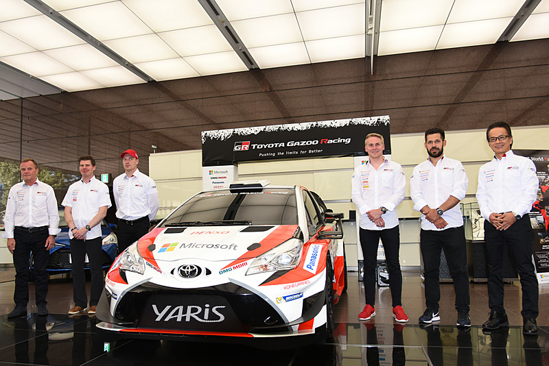 東京都内のトヨタ自動車東京本社で行なわれたWRCシーズン報告会。ヤリス（日本名：ヴィッツ）WRCを囲んで記念撮影