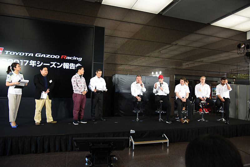 ファンからの質問に答えるラトバラ選手