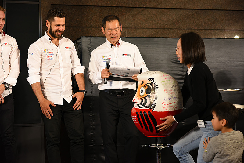 ファン代表の女性とそのお子さんからだるまが進呈された。お子さんはちょっと怖いのか腰が引けている……