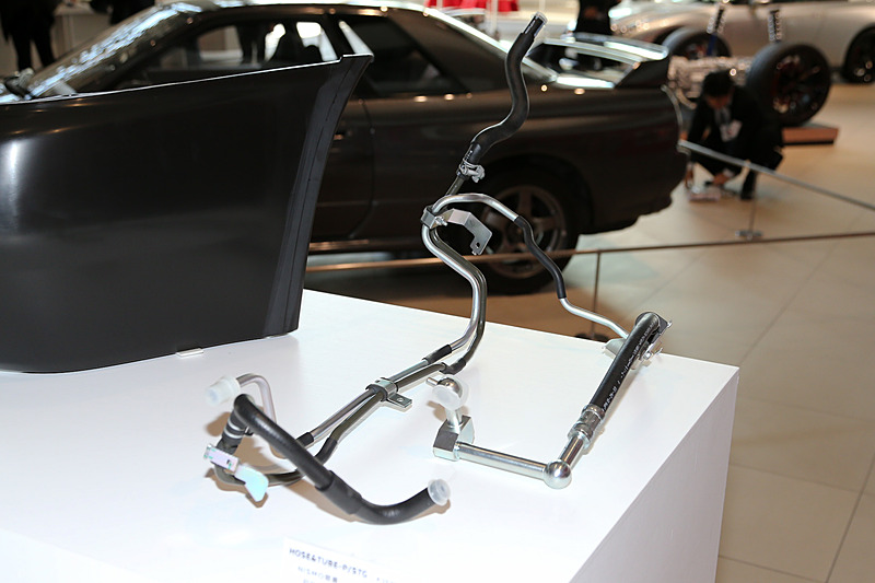 ハーネス、ホース/チューブ、エンブレム、外装部品など約80部品を販売