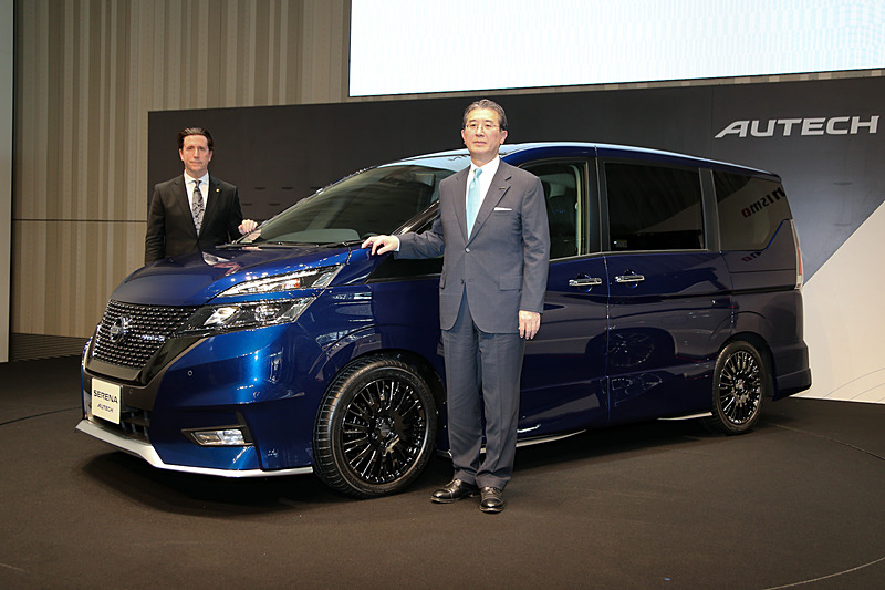 新プレミアムスポーティブランド「AUTECH」説明会に出席した株式会社オーテックジャパン 社長兼最高経営責任者、ニッサン・モータースポーツ・インターナショナル株式会社 社長兼最高経営責任者、日産自動車株式会社 ニスモ・ビジネス・オフィス 代表を務める片桐隆夫氏（右）と、日産自動車株式会社 専務執行役員 グローバルデザイン担当のアルフォンソ・アルバイザ氏（左）