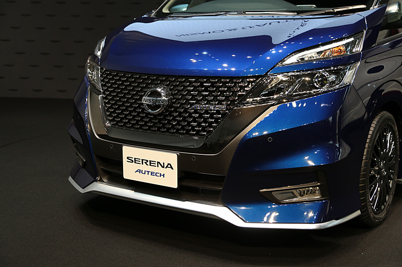 ドット柄のフロントグリルや専用デザインの17インチアルミホイールなどを装備するセレナ AUTECH。タイヤはミシュラン「パイロットスポーツ4」を採用する。ボディカラーは「スカイライン」60周年記念車「60th Limited」で採用されるオーロラフレアブルーパールに近いイメージ