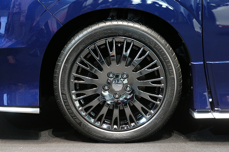 ドット柄のフロントグリルや専用デザインの17インチアルミホイールなどを装備するセレナ AUTECH。タイヤはミシュラン「パイロットスポーツ4」を採用する。ボディカラーは「スカイライン」60周年記念車「60th Limited」で採用されるオーロラフレアブルーパールに近いイメージ