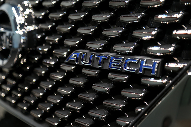 ドット柄のフロントグリルや専用デザインの17インチアルミホイールなどを装備するセレナ AUTECH。タイヤはミシュラン「パイロットスポーツ4」を採用する。ボディカラーは「スカイライン」60周年記念車「60th Limited」で採用されるオーロラフレアブルーパールに近いイメージ