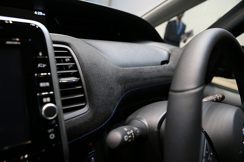 インテリアでも随所にブルーの加飾が与えられる