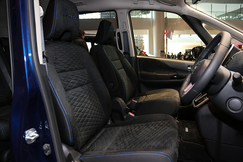 インテリアでも随所にブルーの加飾が与えられる