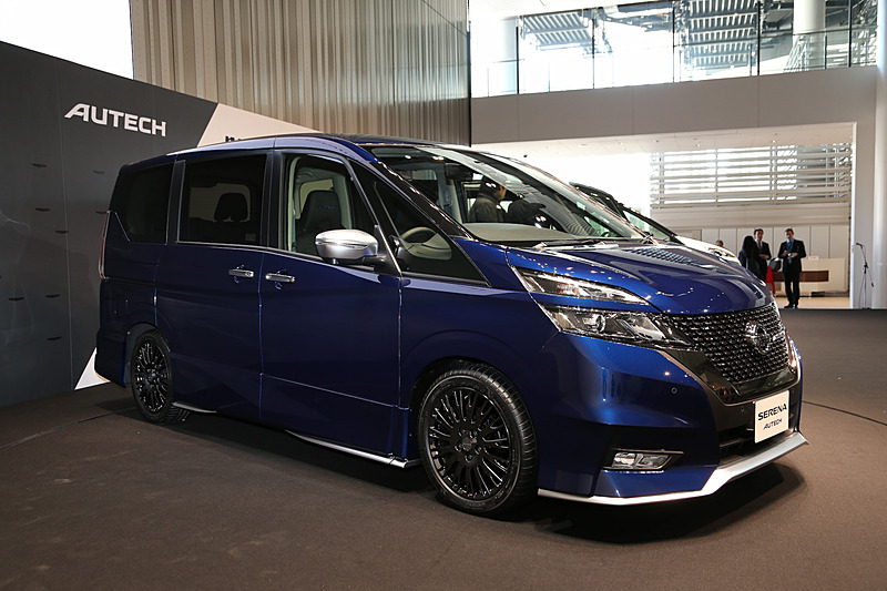 ドット柄のフロントグリルや専用デザインの17インチアルミホイールなどを装備するセレナ AUTECH。タイヤはミシュラン「パイロットスポーツ4」を採用する。ボディカラーは「スカイライン」60周年記念車「60th Limited」で採用されるオーロラフレアブルーパールに近いイメージ