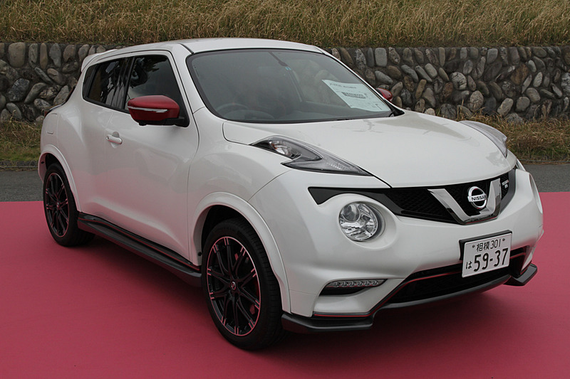 究極のパフォーマンスクロスオーバーを生みだすため、ワークス直系でなければできない最先端の技術を全身に投入された「ジューク NISMO RS」。大幅に剛性を高めたボディに最高出力157kW（214PS）、最大トルク250Nm（25.5kgm）にパワーアップしたエンジンを搭載。8速マニュアルモード＋パドルシフトを採用したCVT-M8、大径ローターを採用したフロントディスクブレーキとベンチレーデッド化したリアディスクブレーキ、専用チューニングのサスペンションや電動パワーステアリングが採用されている