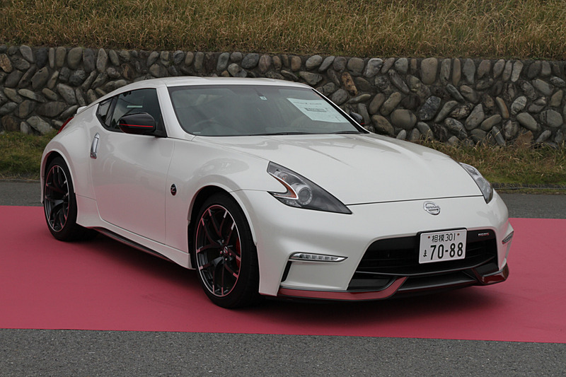 NISMOがチューニングした「フェアレディZ NISMO」は、エンジンのV6片バンク毎に独立したフルデュアルエキゾーストシステムを採用して排気ロスを低減。ECMのセッティングを専用に最適化することで最高出力261kW（355PS）を実現している。サスペンションとボディはNISMO専用チューニングを実施して、サスペンション取り付け部の強化や補強により高い剛性を確保。フロントとリアにはヤマハ製パフォーマンスダンパーを採用する