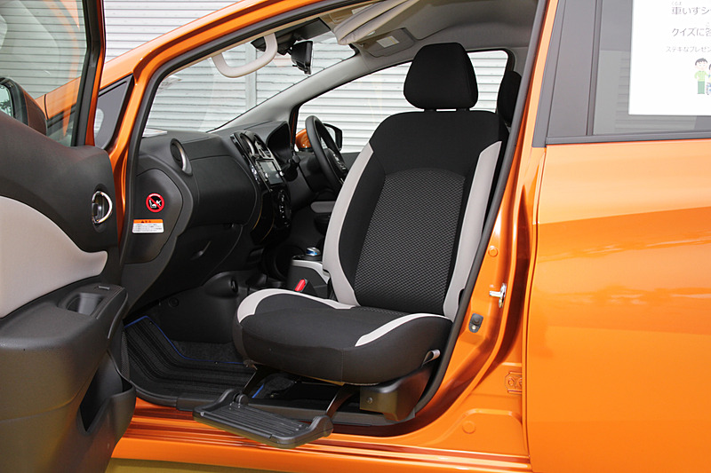 家庭介護サービス向けの「ノート 助手席回転シート」。足を開いて座ることが困難な人も利用しやすい設計で、標準シートをそのまま使って専用の回転機構を加えたもの。標準仕様から8万円高で購入可能となっているため、オプション感覚で購入するユーザーも多いそうだ