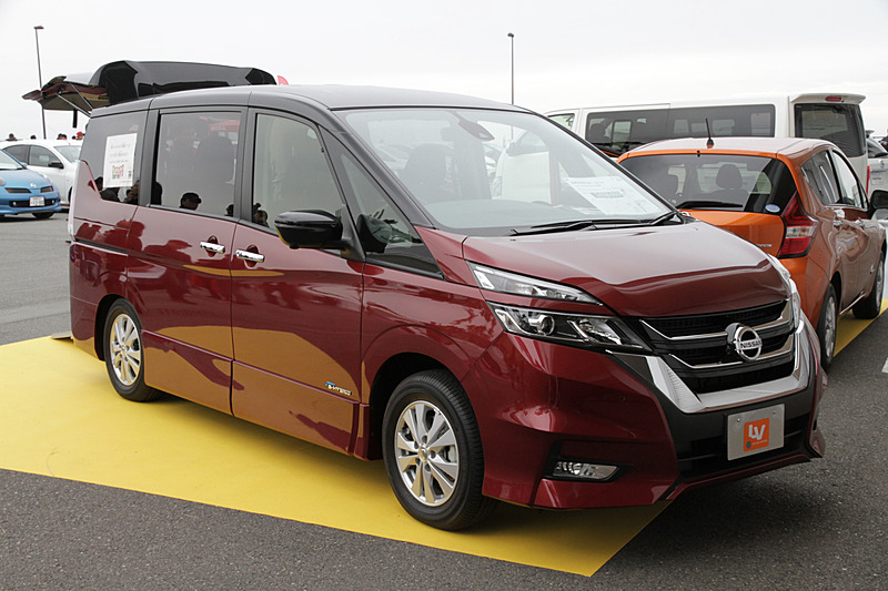 家庭介護サービス向けの「セレナ スロープタイプ」は、「車いすのお子様のためのNo.1チェアキャブ」を開発コンセプトに、運転席と車いすの距離が近くなるように工夫したレイアウトになっている。フラットで広く低いフロアを実現。後席をフルリクライニングしてフラットにすると、オムツ換えなどの介助もしやすい設定を採用している