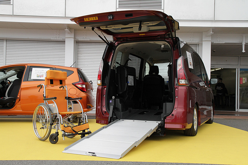 家庭介護サービス向けの「セレナ スロープタイプ」は、「車いすのお子様のためのNo.1チェアキャブ」を開発コンセプトに、運転席と車いすの距離が近くなるように工夫したレイアウトになっている。フラットで広く低いフロアを実現。後席をフルリクライニングしてフラットにすると、オムツ換えなどの介助もしやすい設定を採用している