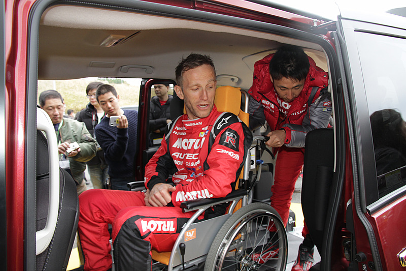 GTドライバーの松田選手とクインタレッリ選手が、実際に家庭介護サービス向けの「セレナ スロープタイプ」を体験