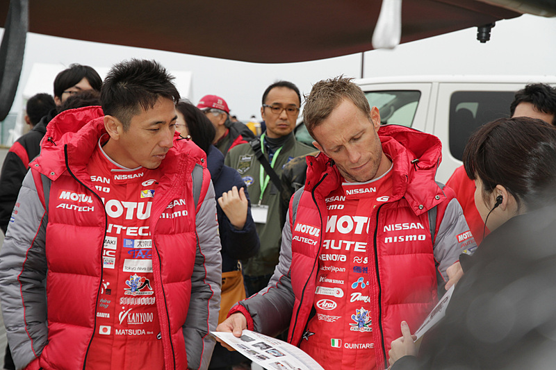 GTドライバーの松田選手とクインタレッリ選手が、実際に家庭介護サービス向けの「セレナ スロープタイプ」を体験