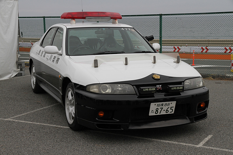 「交通安全ブース」には、神奈川県警所属の「スカイライン R33 4ドアGT-Rパトロールカー」、現役の白バイと小さな“ポケ白バイ”などが展示された