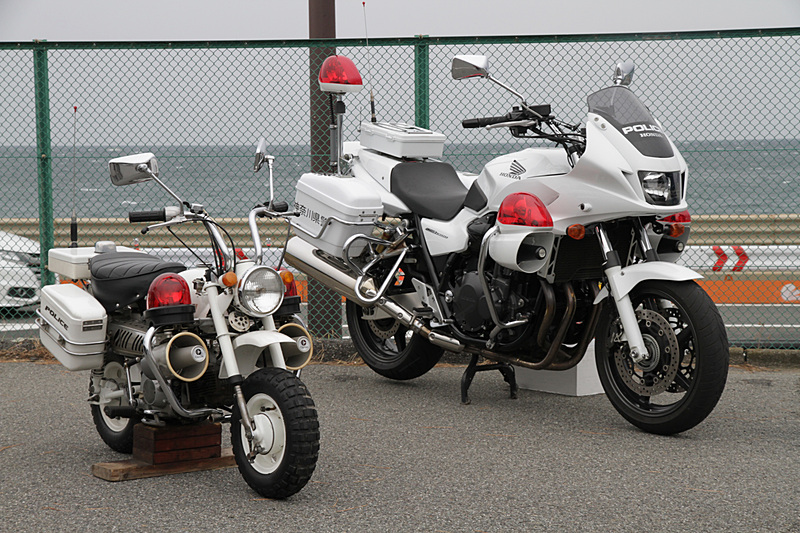 「交通安全ブース」には、神奈川県警所属の「スカイライン R33 4ドアGT-Rパトロールカー」、現役の白バイと小さな“ポケ白バイ”などが展示された