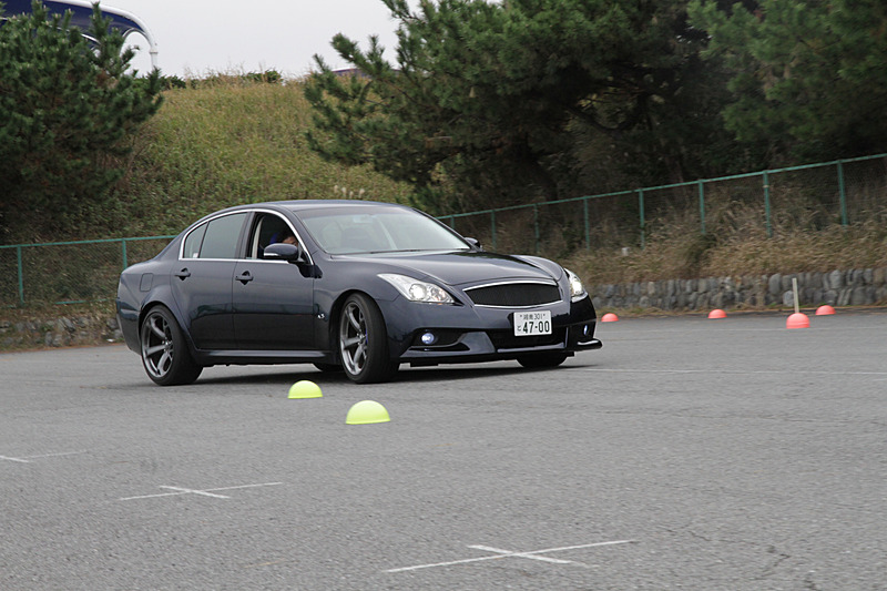 オーテックが開発した車両の実際の走りを体験できる「同乗走行 体験コーナー」が会場内特設コースに設けられ、オーテック車やNISMOロードカーの性能開発を担当している開発ドライバーの運転で同乗走行を実施