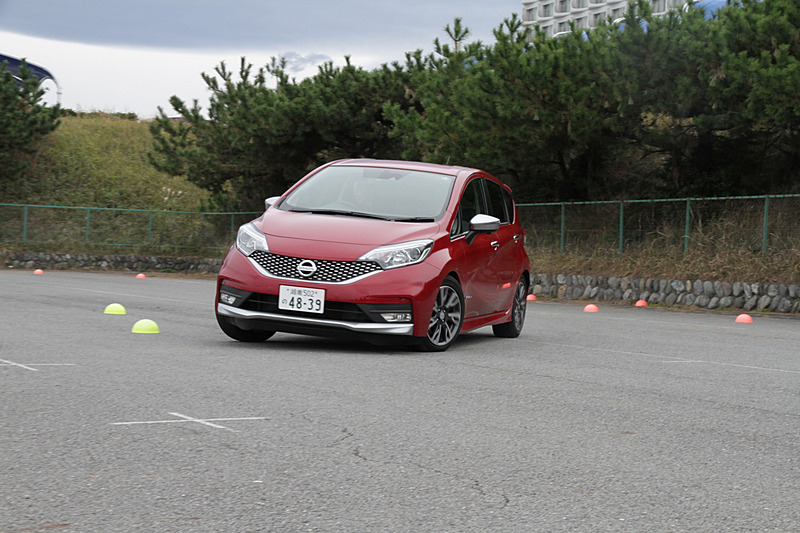 オーテックが開発した車両の実際の走りを体験できる「同乗走行 体験コーナー」が会場内特設コースに設けられ、オーテック車やNISMOロードカーの性能開発を担当している開発ドライバーの運転で同乗走行を実施