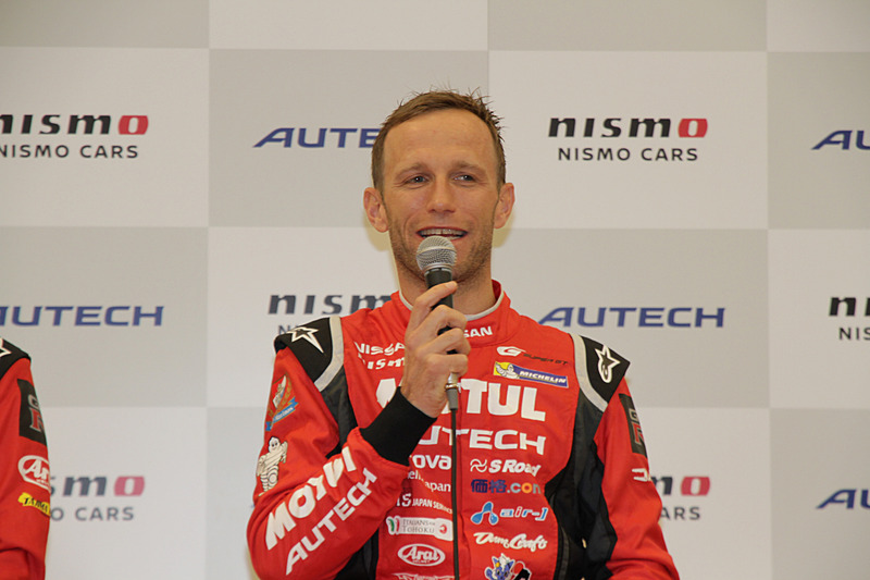 雨模様のため、一部の内容を屋内のバンケットホールで実施。GTドライバーによるトークショーでは松田選手とクインタレッリ選手が登壇。2017年のレースシーンを振りかえり、今期の車両の調子とレースの様子を報告。また、来シーズンに向けての意気込みを語った