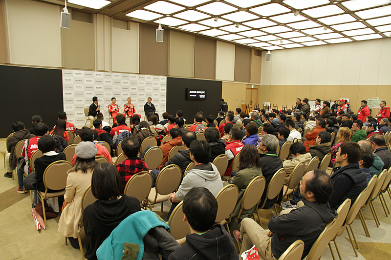 GTドライバーのトークショーに続き、登壇者によるチャリティオークションを開催。GTドライバーのサイン入りPCバッグや本革製の財布、オーテックバージョンのミニチュアカーなどに多くの入札が集まった