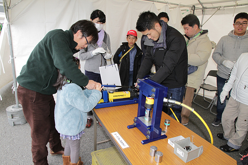 生産部のブースでは、記念メダルを自分で製作できるハンドプレス体験を用意。品質の高いもの作りに対するオーテックのこだわりを紹介した